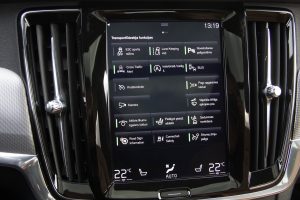 Pārdod V-90 Cross Country  2.0 D5  - 235z/s , 2018