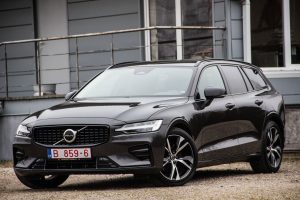 Pārdod V-60 R-Design  2.0 B4  - 197z/s , 2023