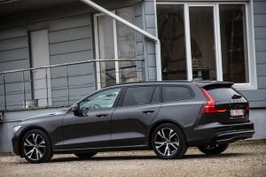 Pārdod V-60 R-Design  2.0 B4  - 197z/s , 2023