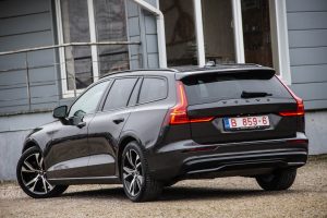 Pārdod V-60 R-Design  2.0 B4  - 197z/s , 2023