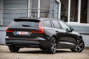 Pārdod V-60 R-Design  2.0 B4  - 197z/s , 2023