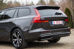 Pārdod V-60 R-Design  2.0 B4  - 197z/s , 2023
