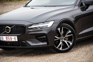 Pārdod V-60 R-Design  2.0 B4  - 197z/s , 2023