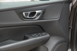 Pārdod XC-60 R-Design  2.0 B4  - 197z/s , 2023