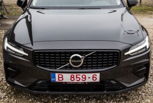 Pārdod V-60 R-Design  2.0 B4  - 197z/s , 2023