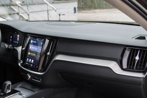 Pārdod V-60 R-Design  2.0 B4  - 197z/s , 2023