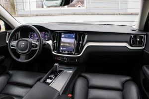 Pārdod V-60 R-Design  2.0 B4  - 197z/s , 2023