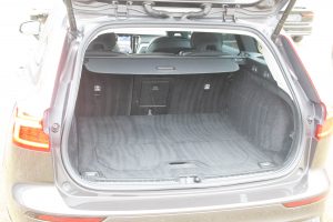 Pārdod V-60 R-Design  2.0 B4  - 197z/s , 2023